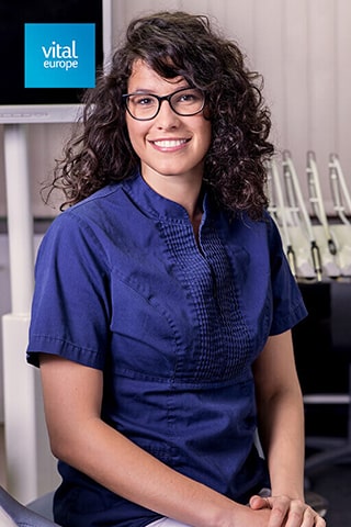 Dr. Hariklia Kustán